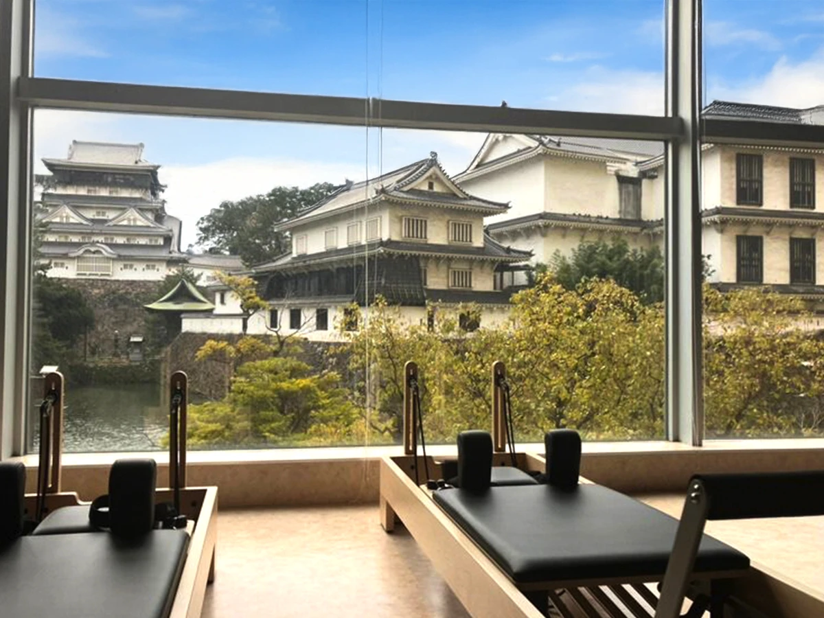 窓の向こうに広がる小倉城の景色！絶景ピラティスが叶う特別なスタジオ